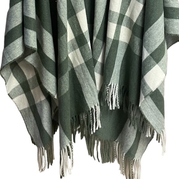 Universal Thread Plaid Fringe Sweater Poncho Women’s Sz OS Fits All - Picture 3 of 5